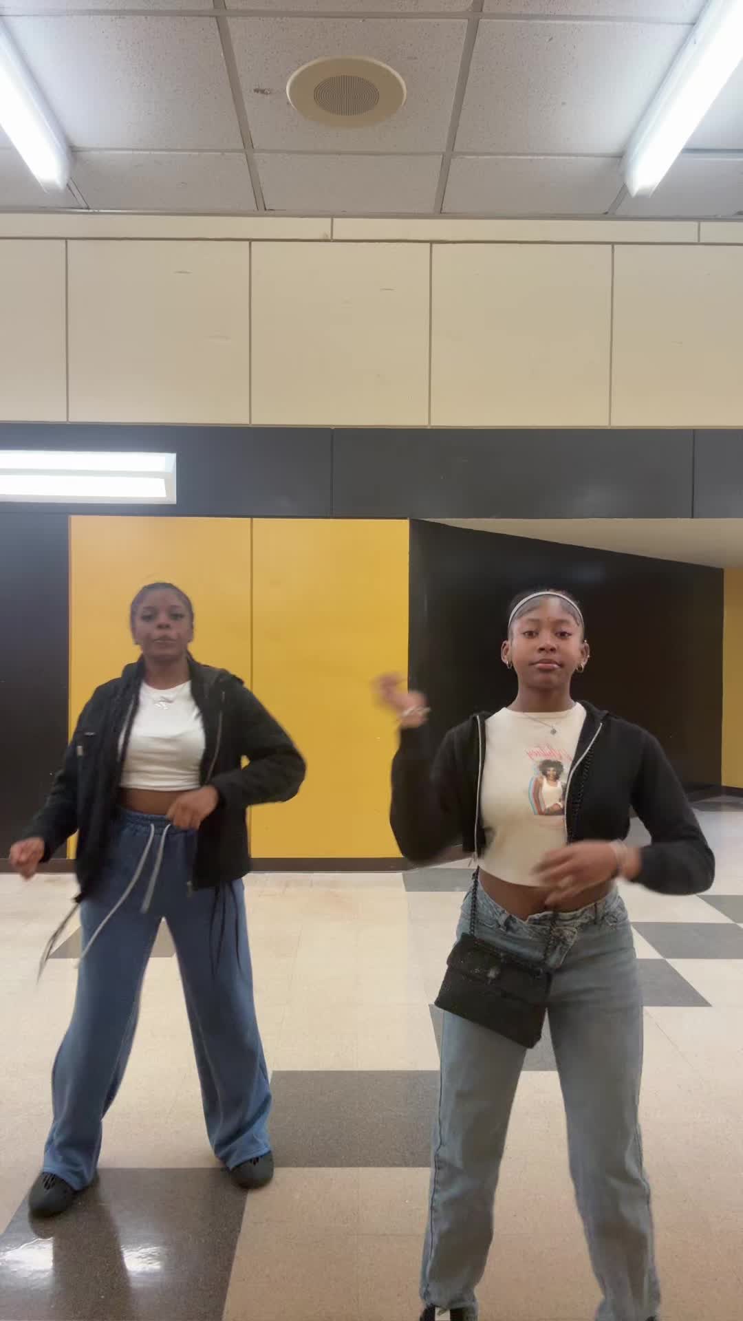 @rockoutzari_