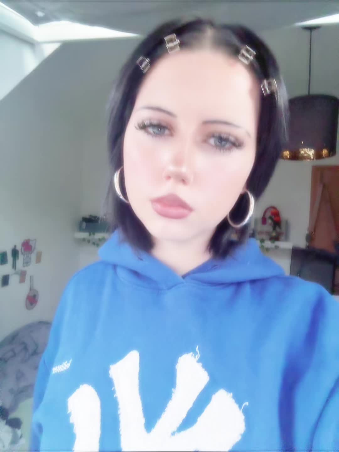 @>⩊<
