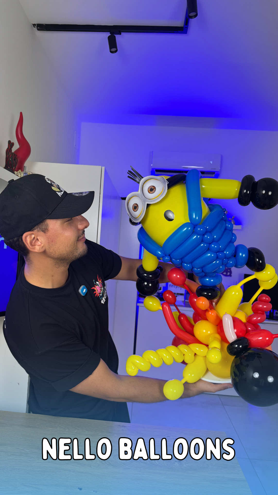 @Nello_Balloon Artist