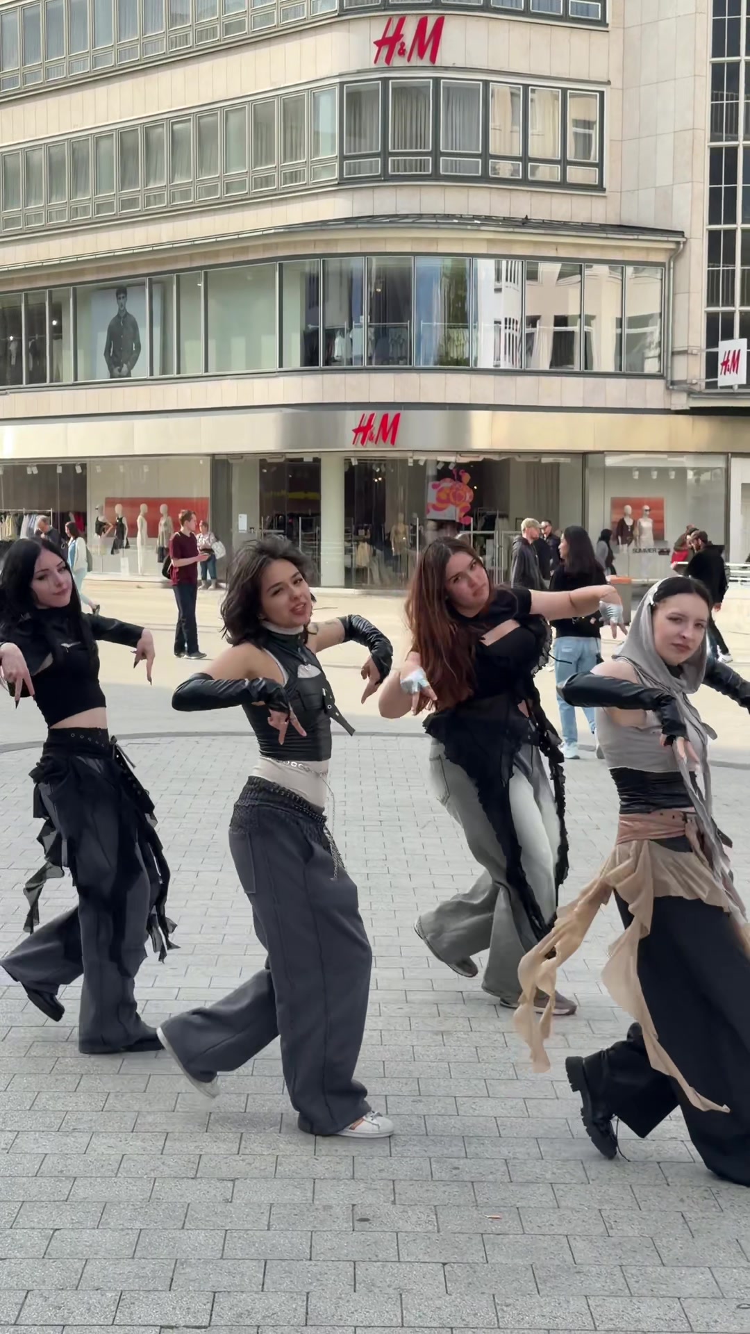 @𝓑𝓮𝓵𝓪𝓶𝓸𝓾𝓻