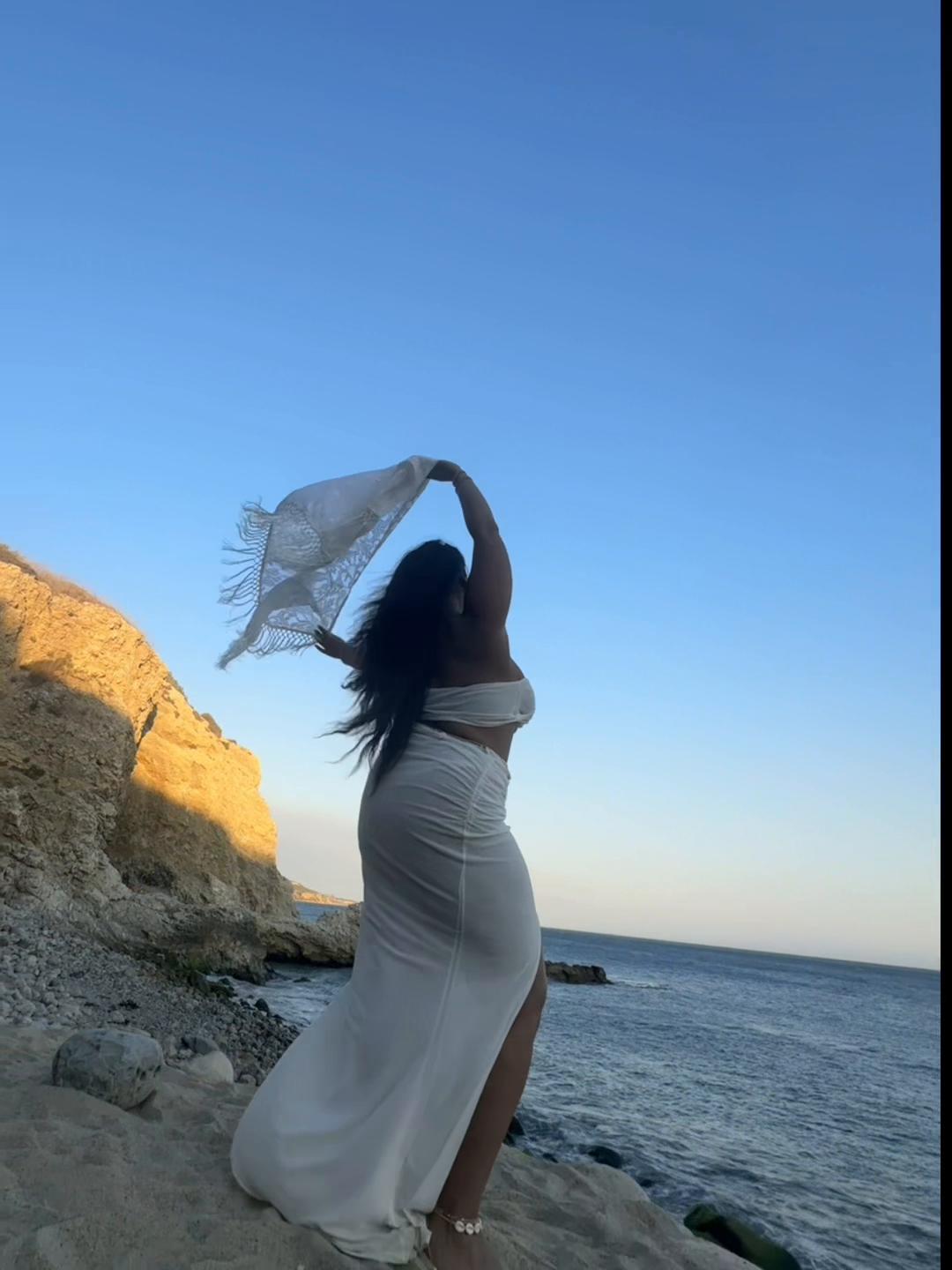 @adrianacreatress