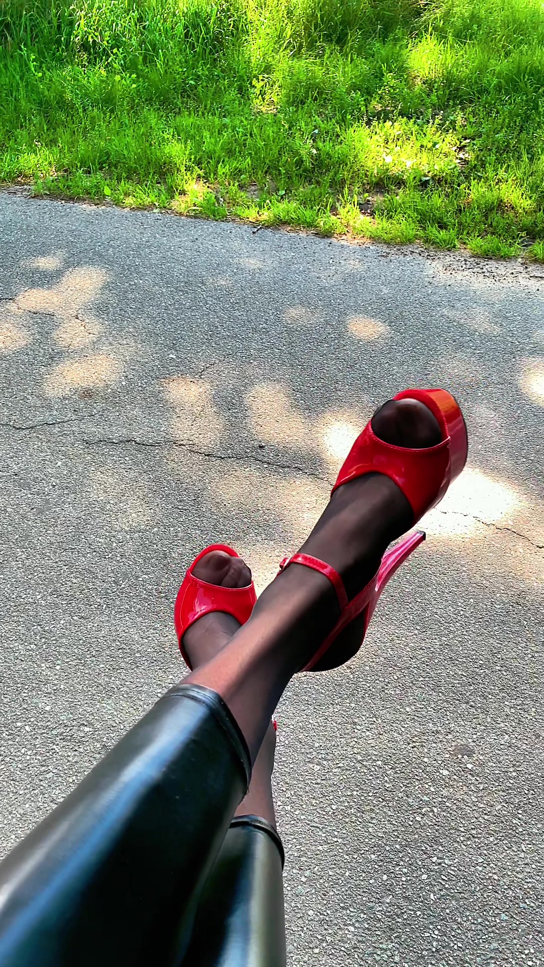 @Christina_Heaven 👠🖤