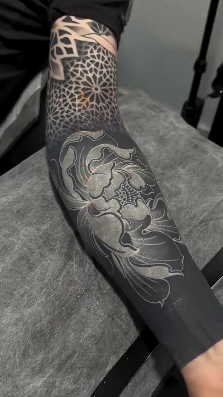 @WHITE ON BLACK TATTOO