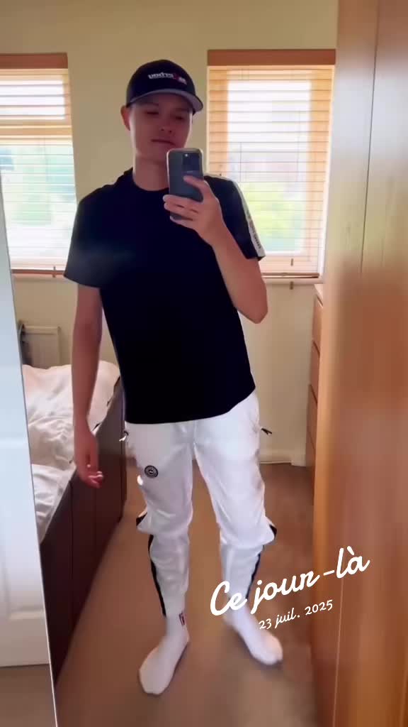 @LeoLoveSneakers