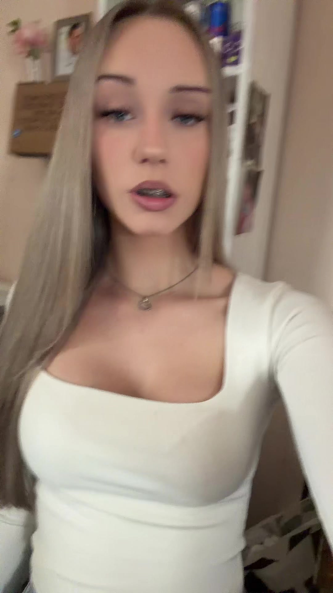 @𝐄