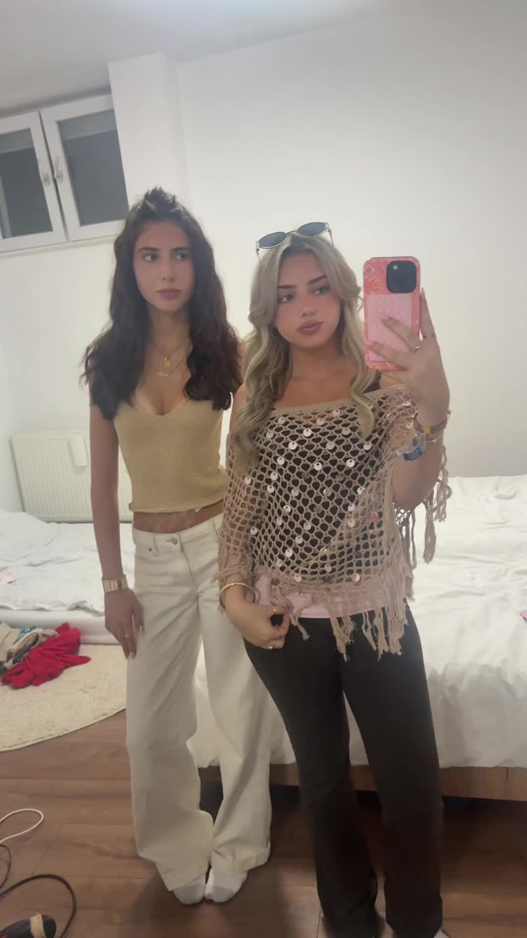 @Adora