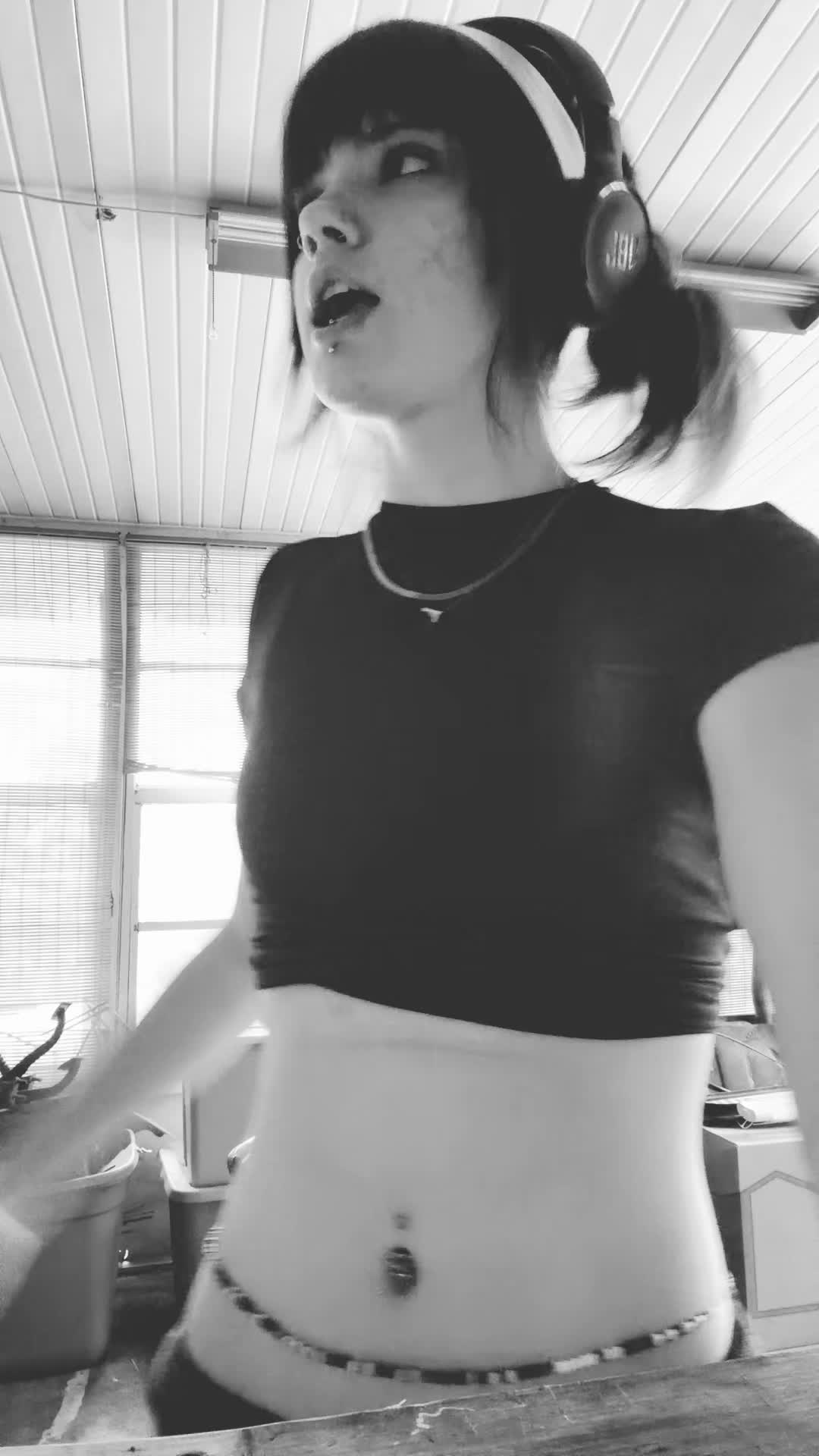 @llyla404