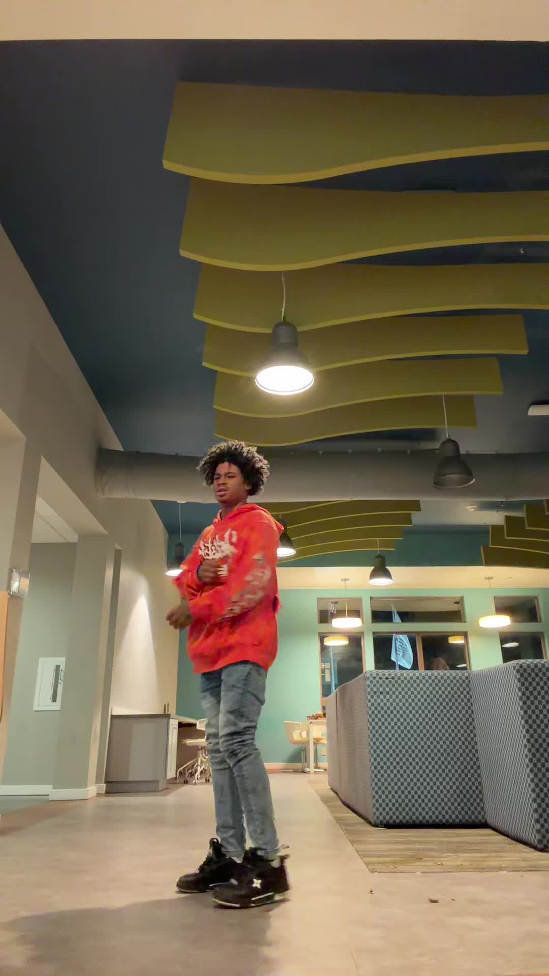@$B🦍