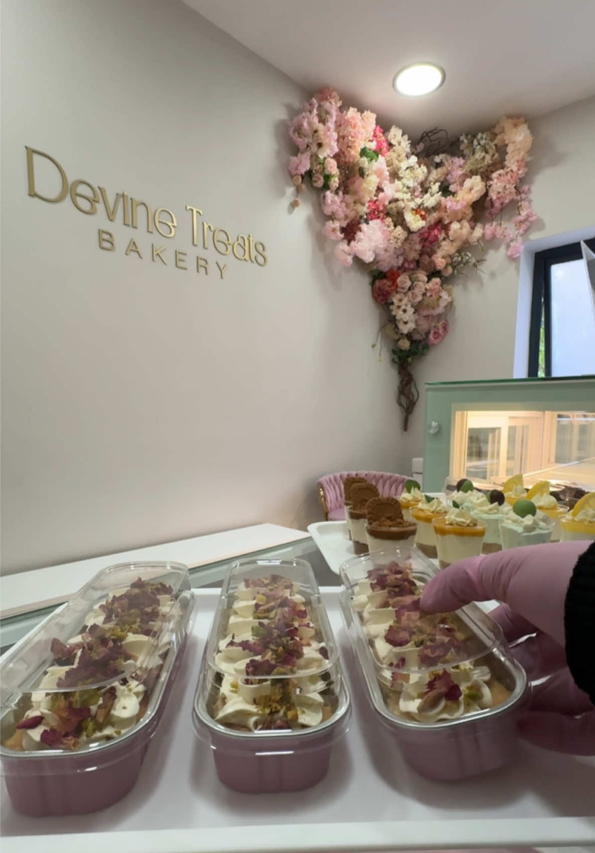 @devinetreatsbakery