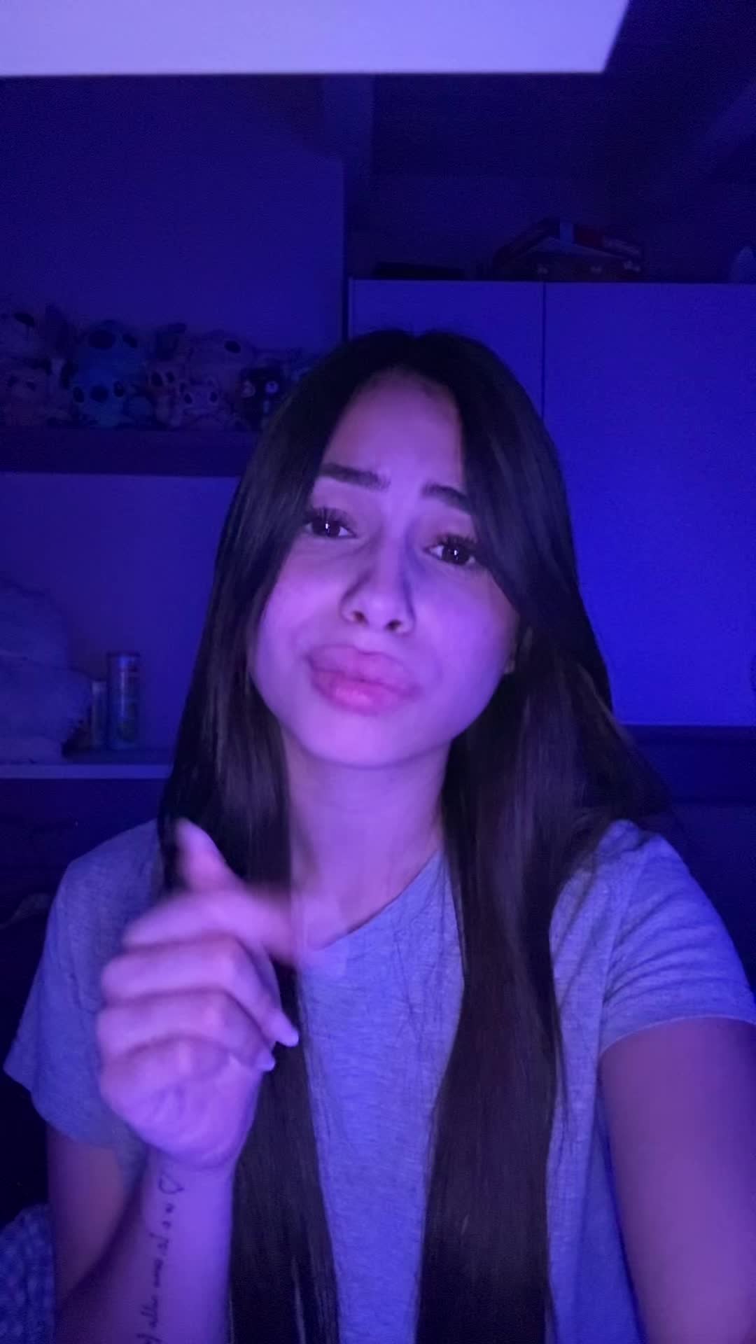 @elisaangiius