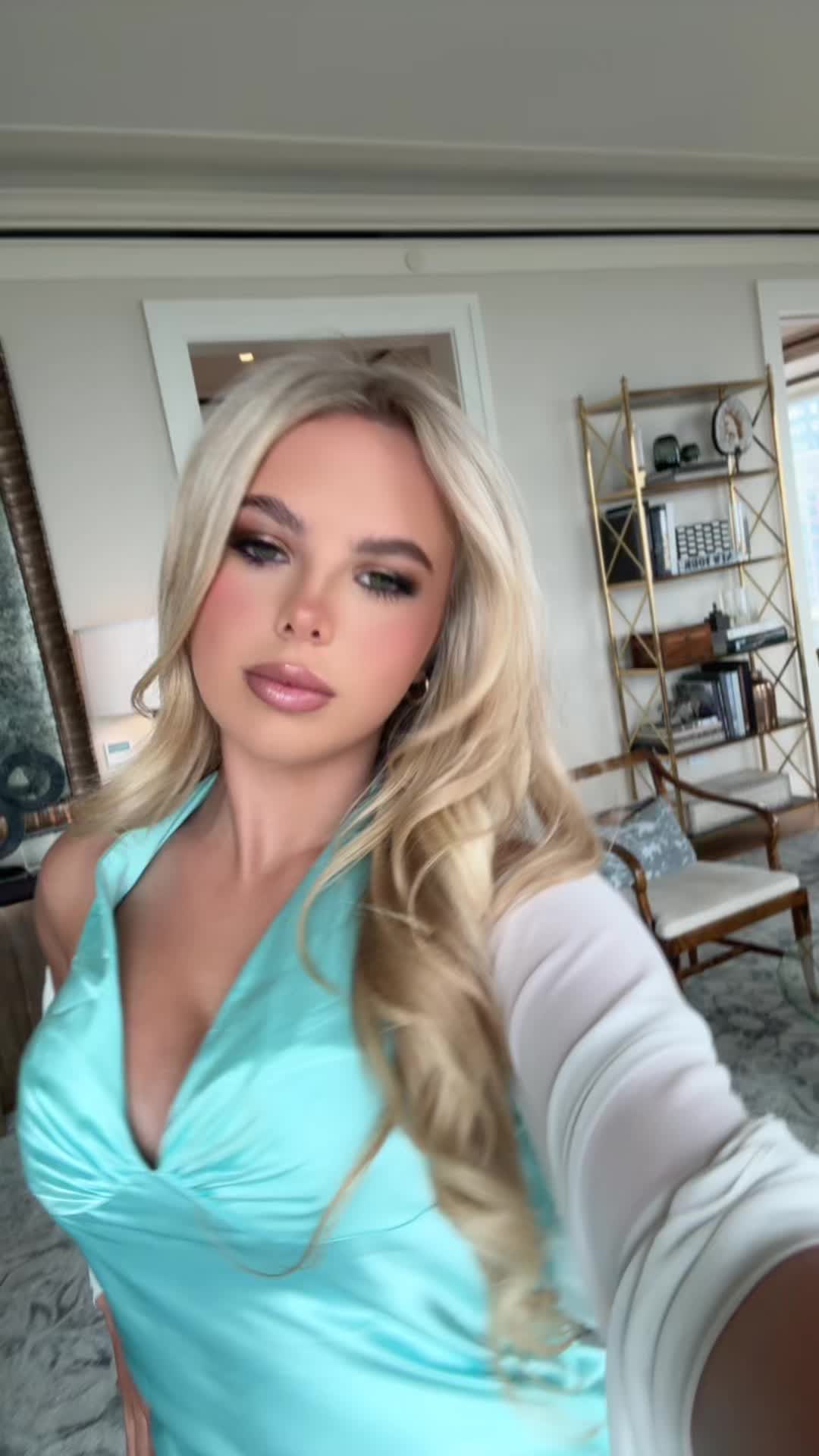 @elliebluegregoria
