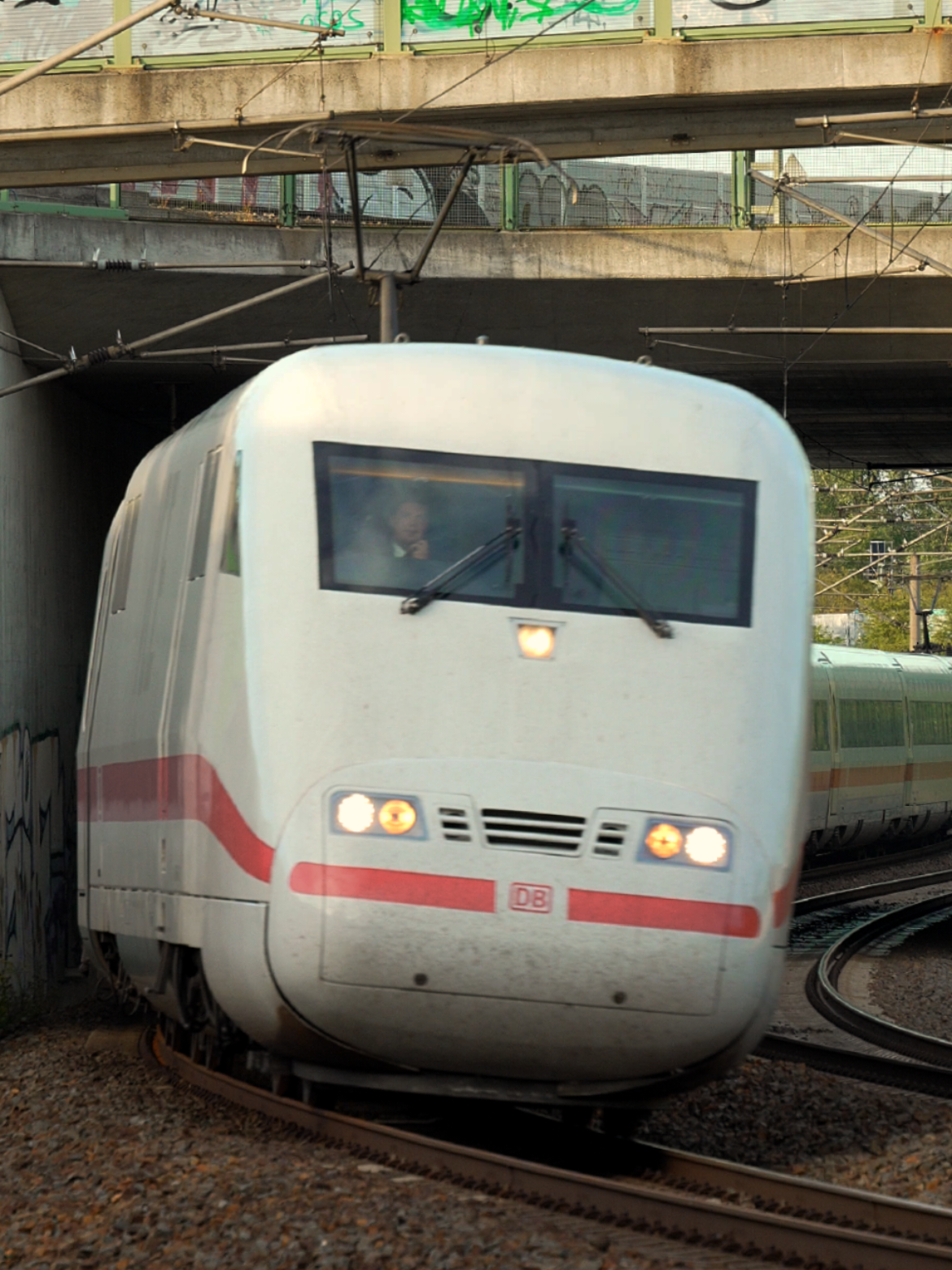 @𝗿𝗮𝗶𝗹𝘀𝗶𝗱𝗲tm