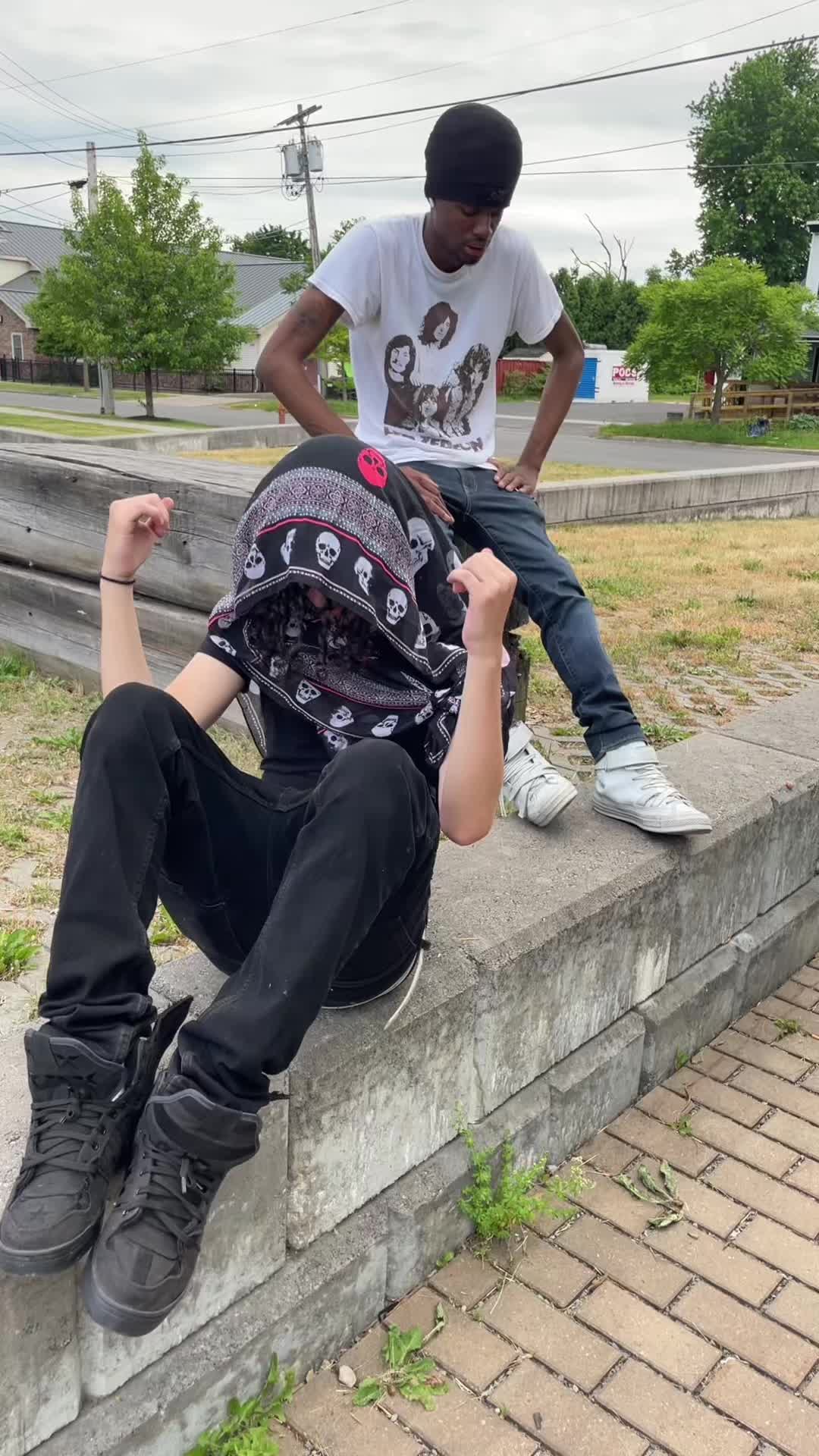 @Thraxr