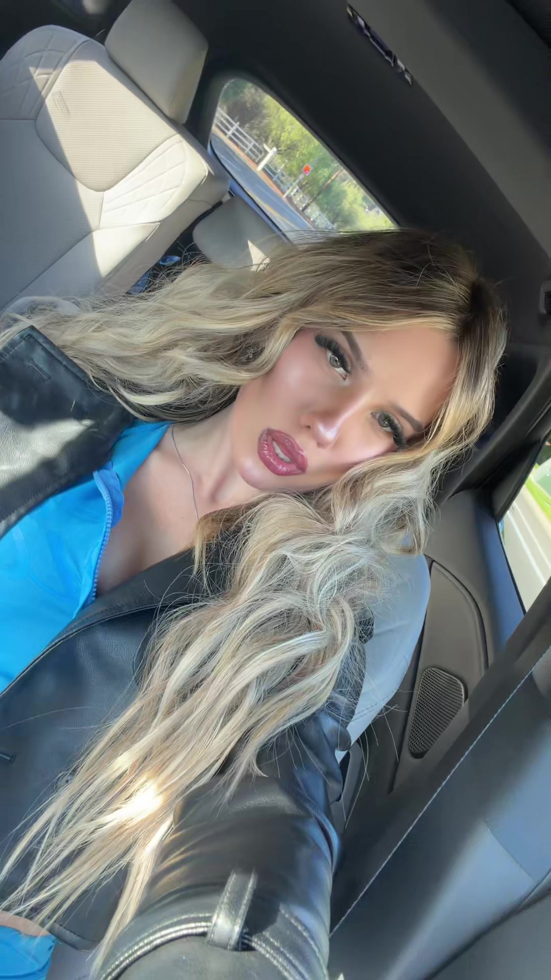 @👅