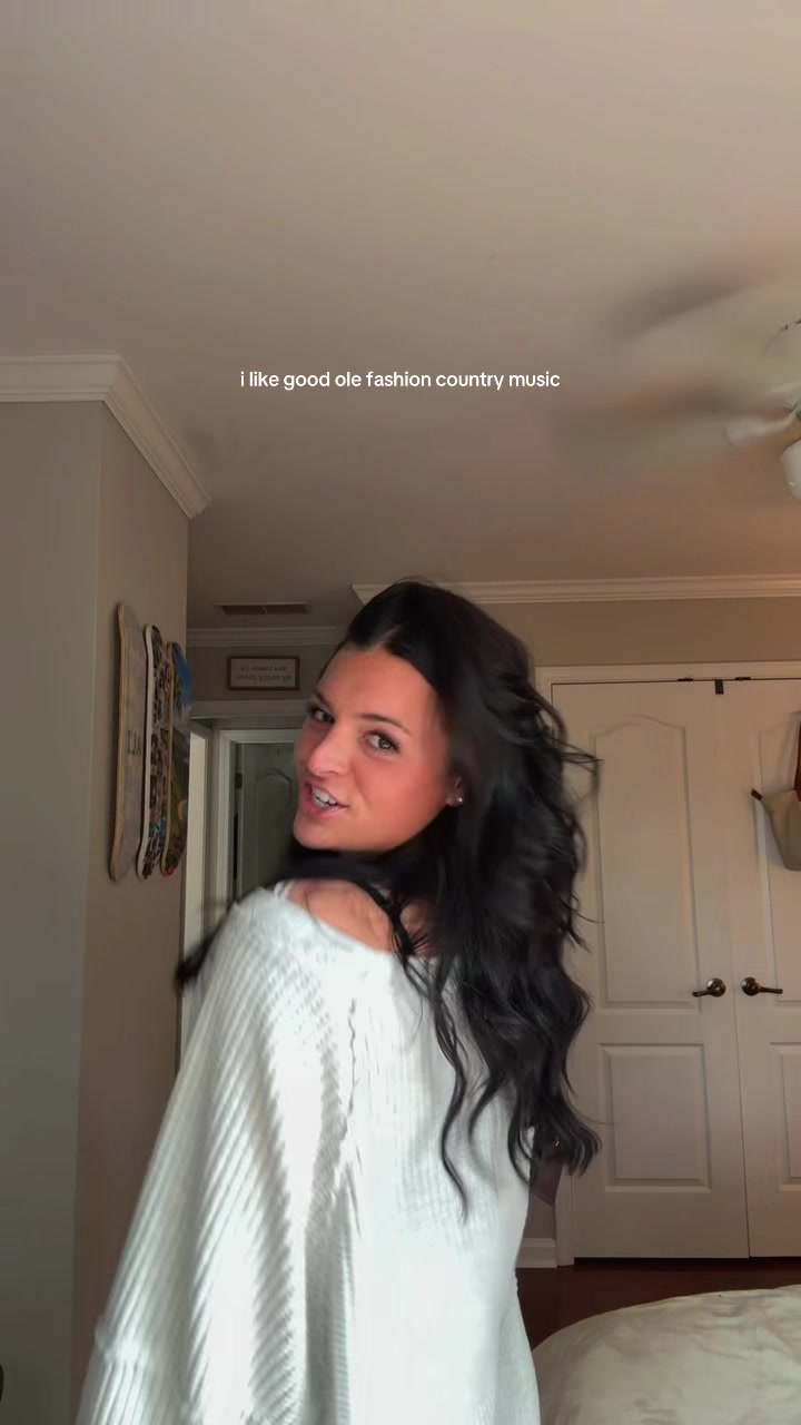 @alisonamro