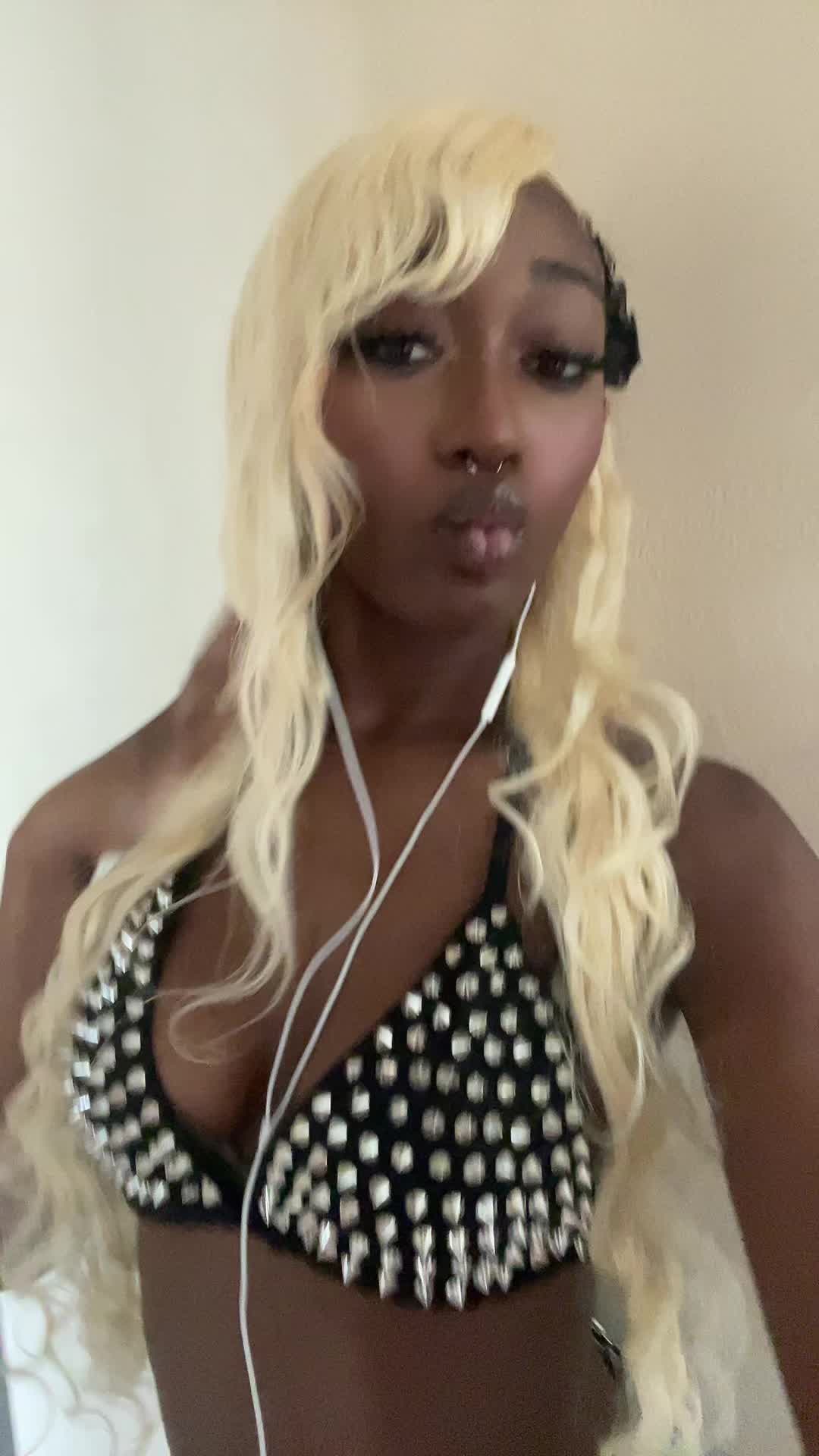 @1THICCNUGGET 👩🏾&zwj;❤️&zwj;💋&zwj;👩🏾