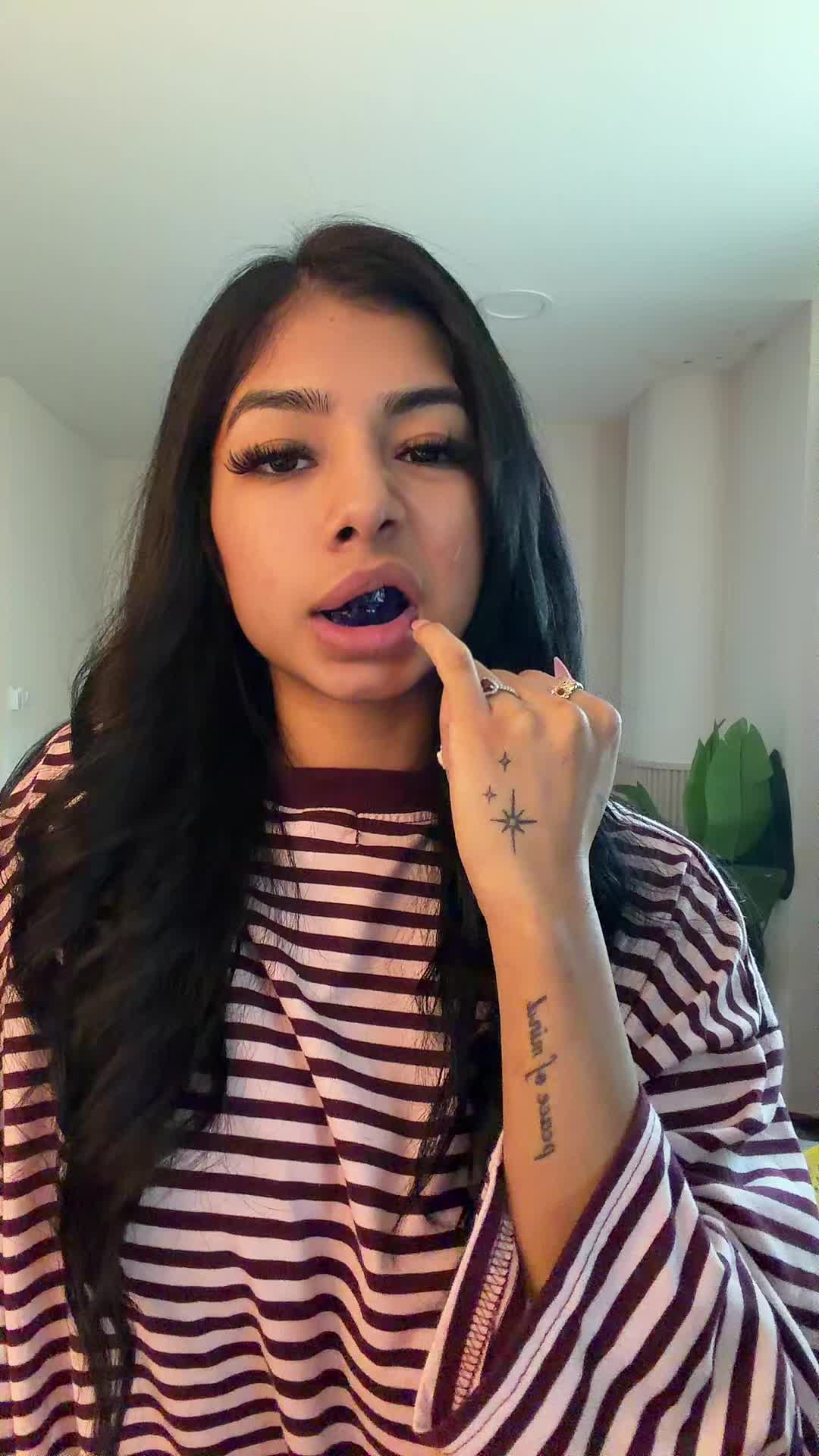 @𝒱