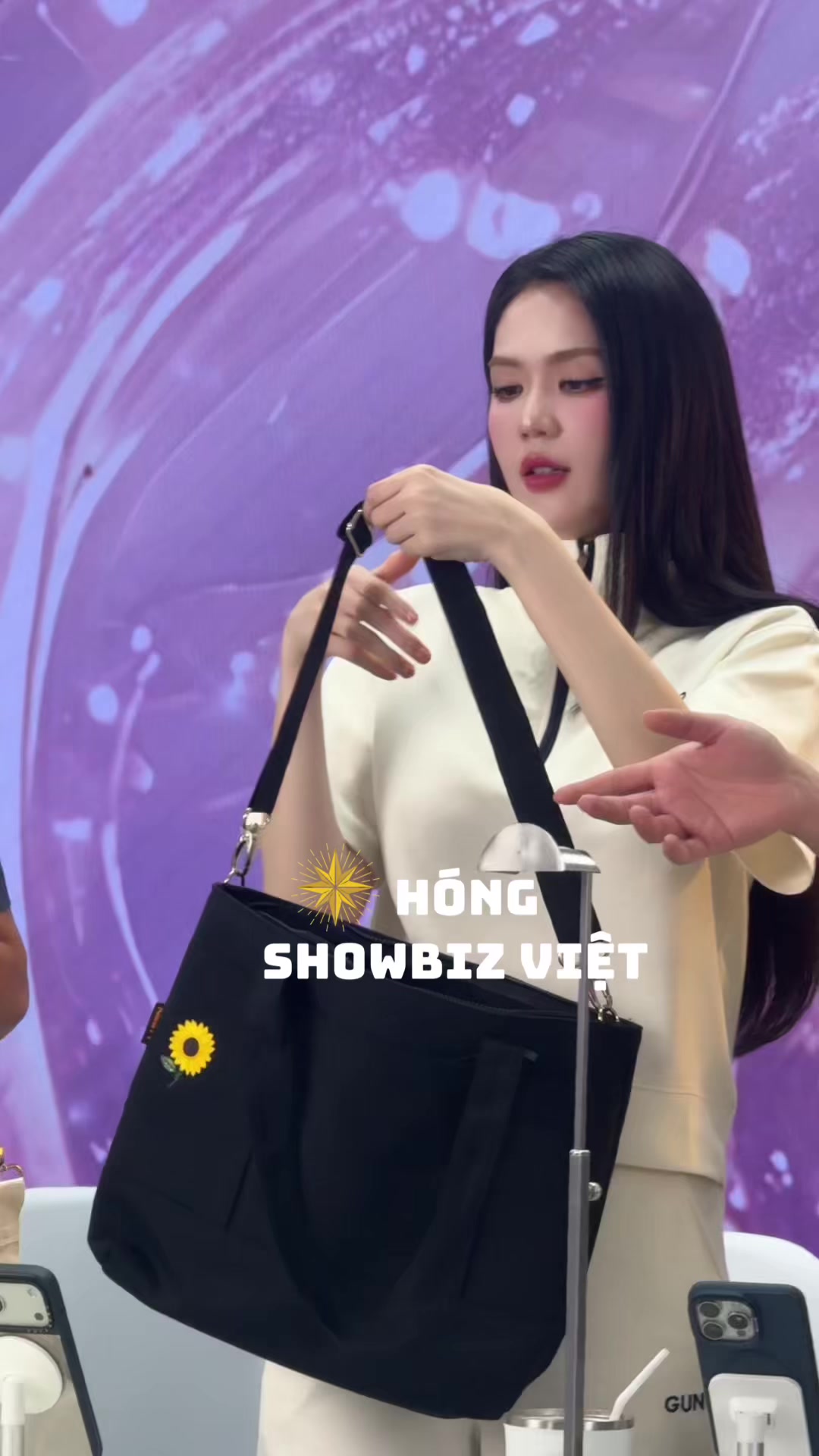 @H&oacute;ng Showbiz Việt