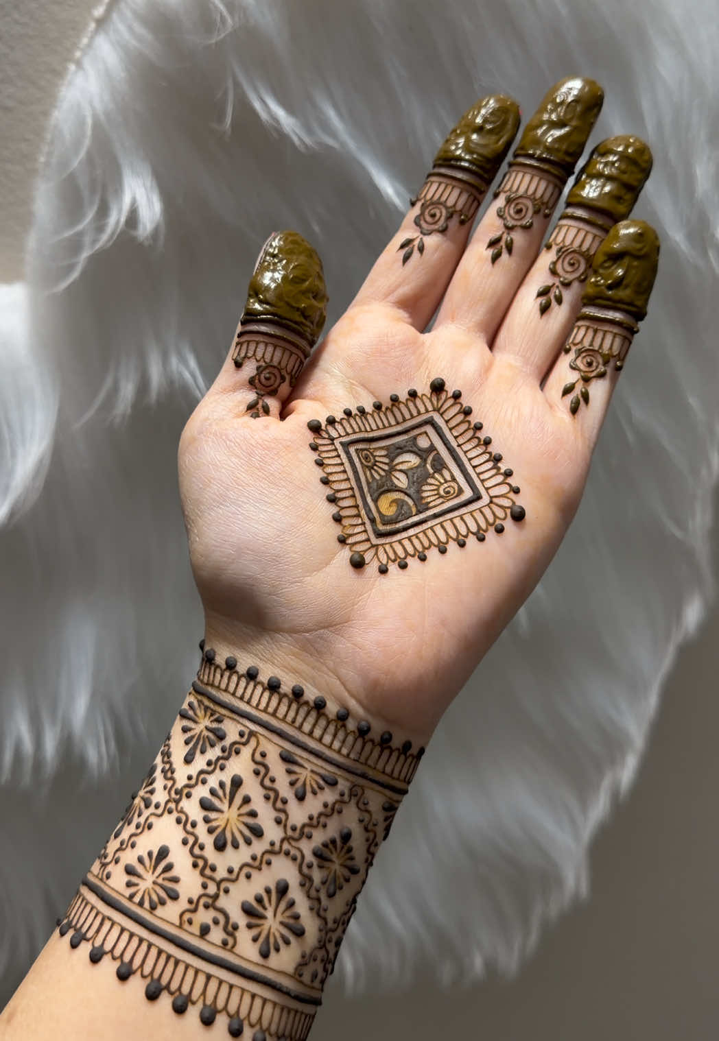@charmsofmehandi