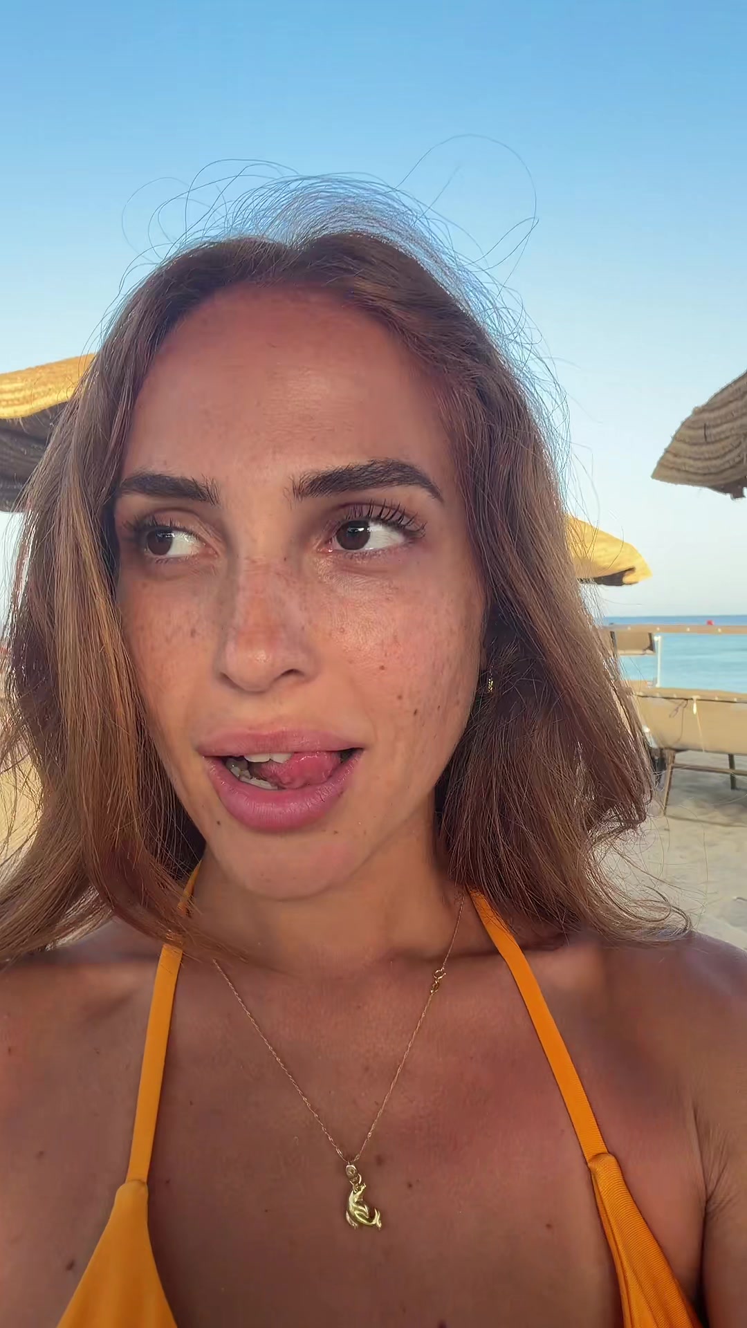 @D&aacute;lila