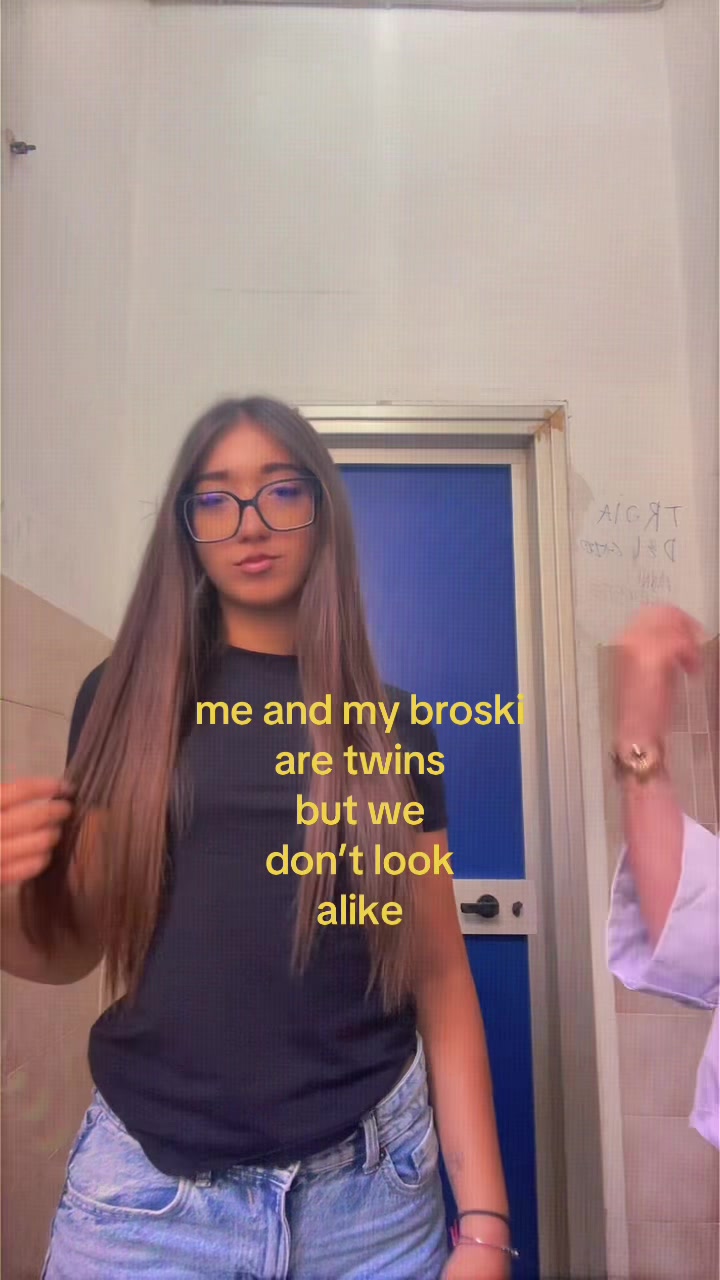 @👩🏼👩🏻