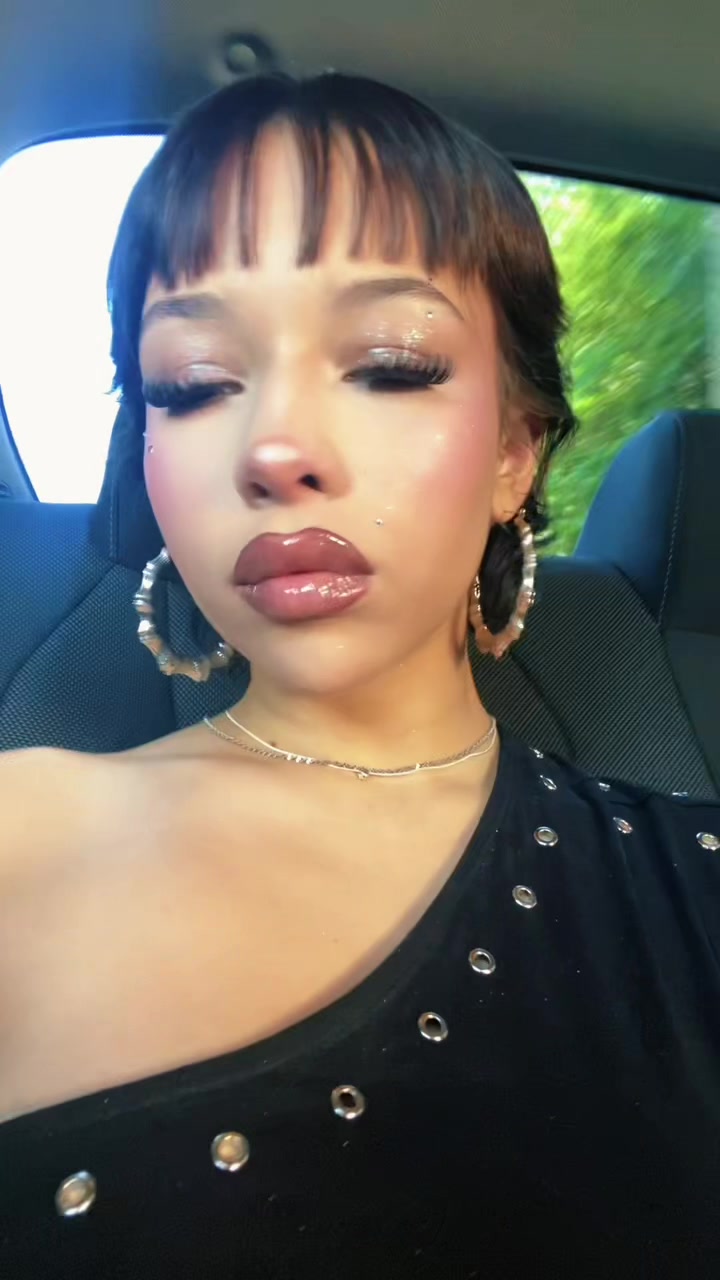@•
