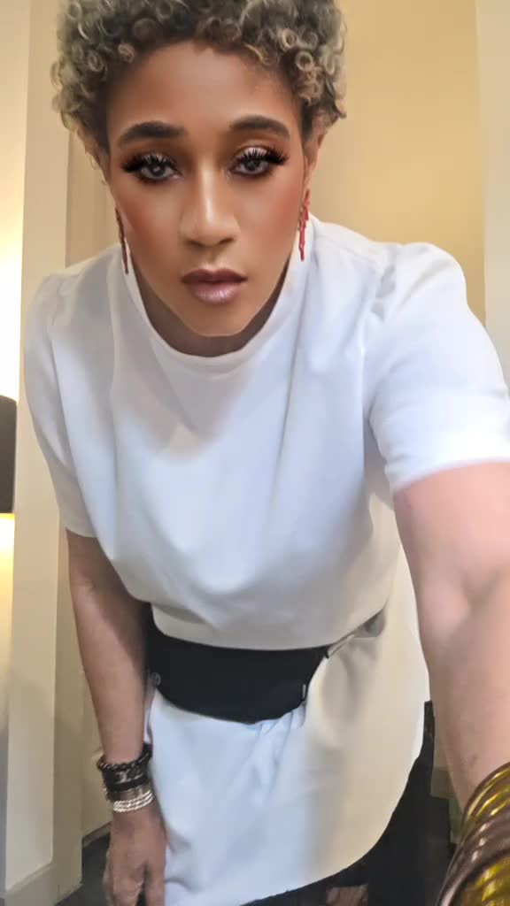@Demi
