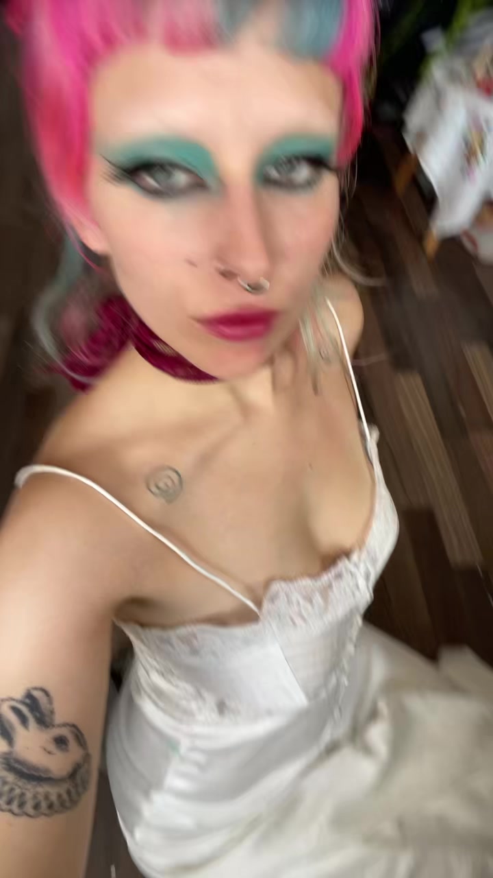 @weirdlywelldressed