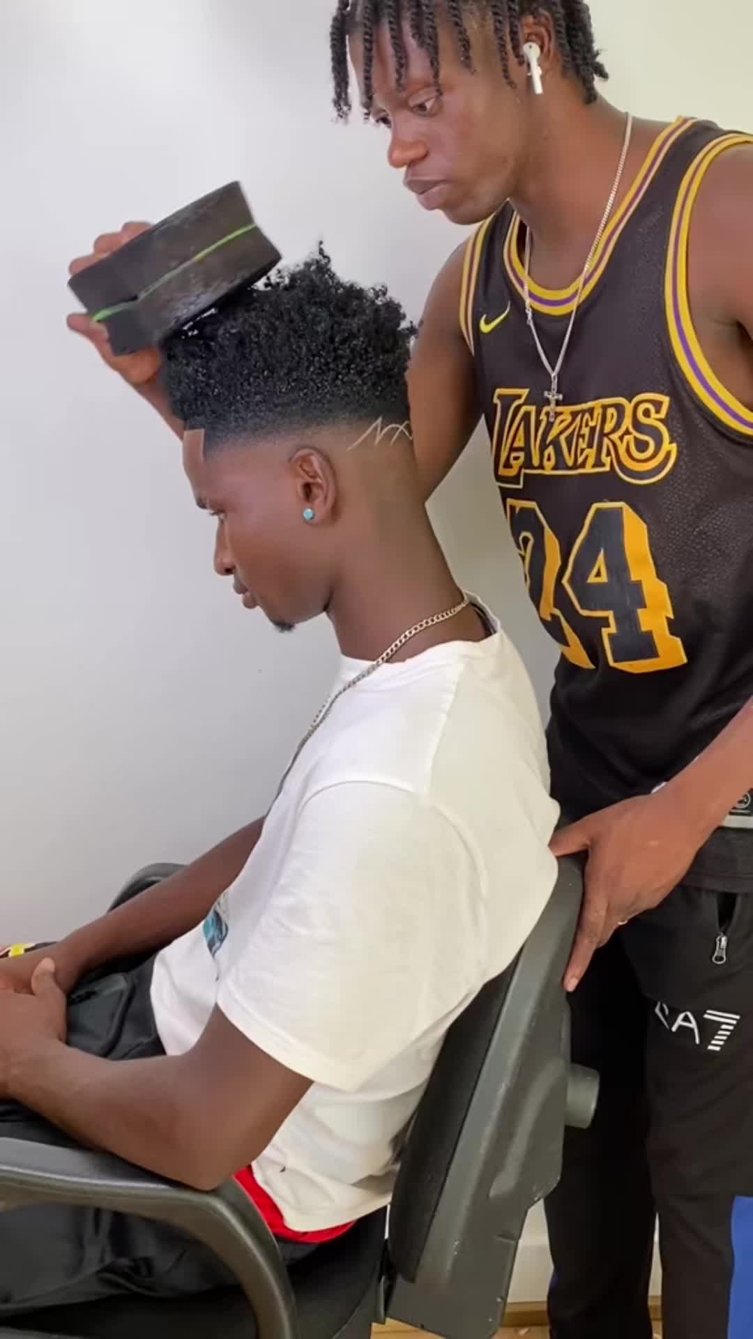 @Youngjeezy __fades Saquis 🇬🇼