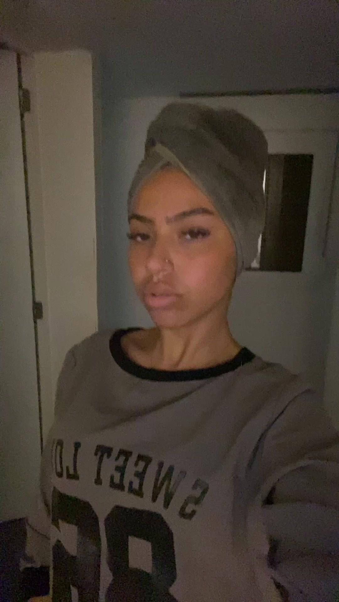 @<33