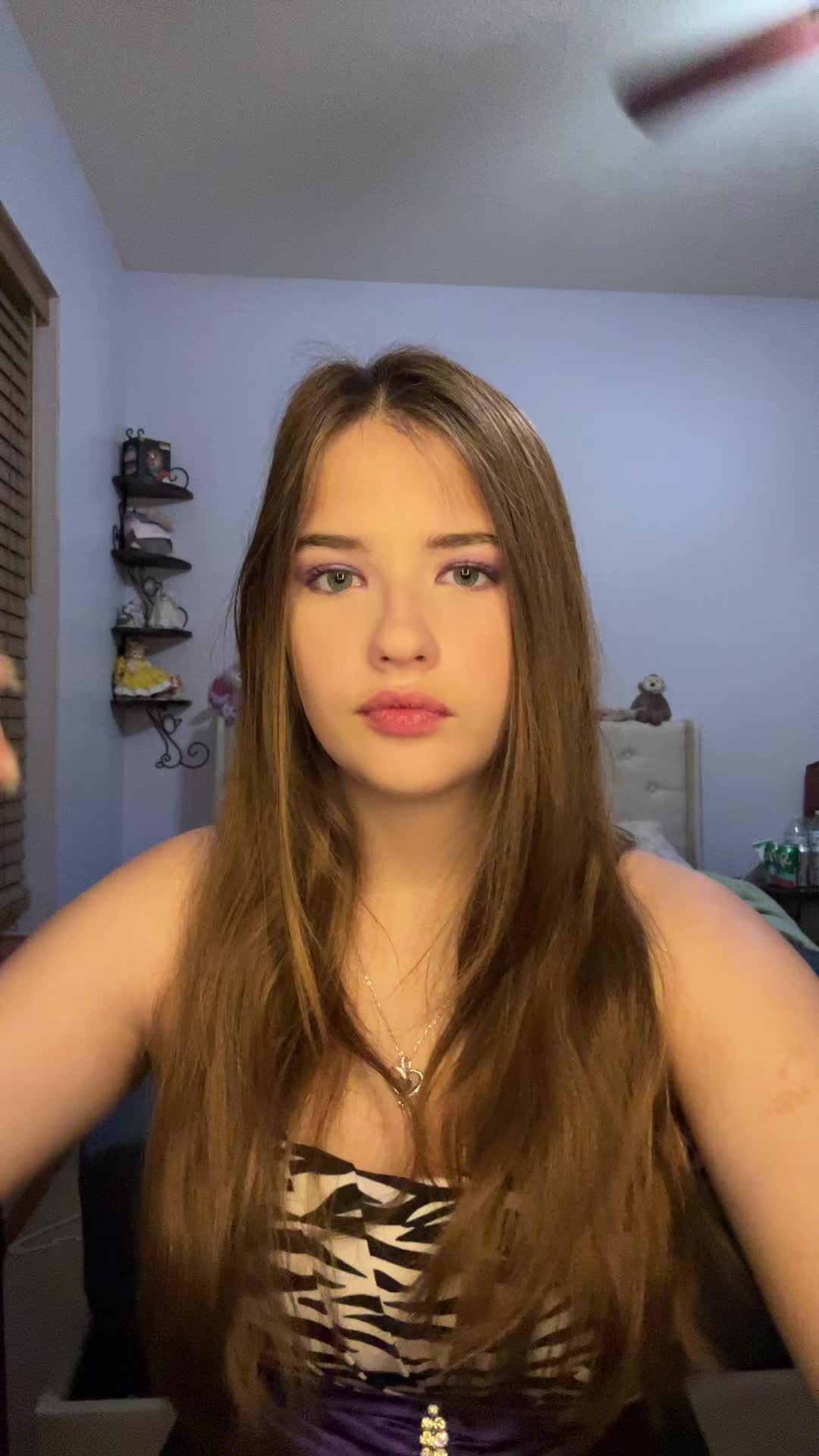 @(>.<)