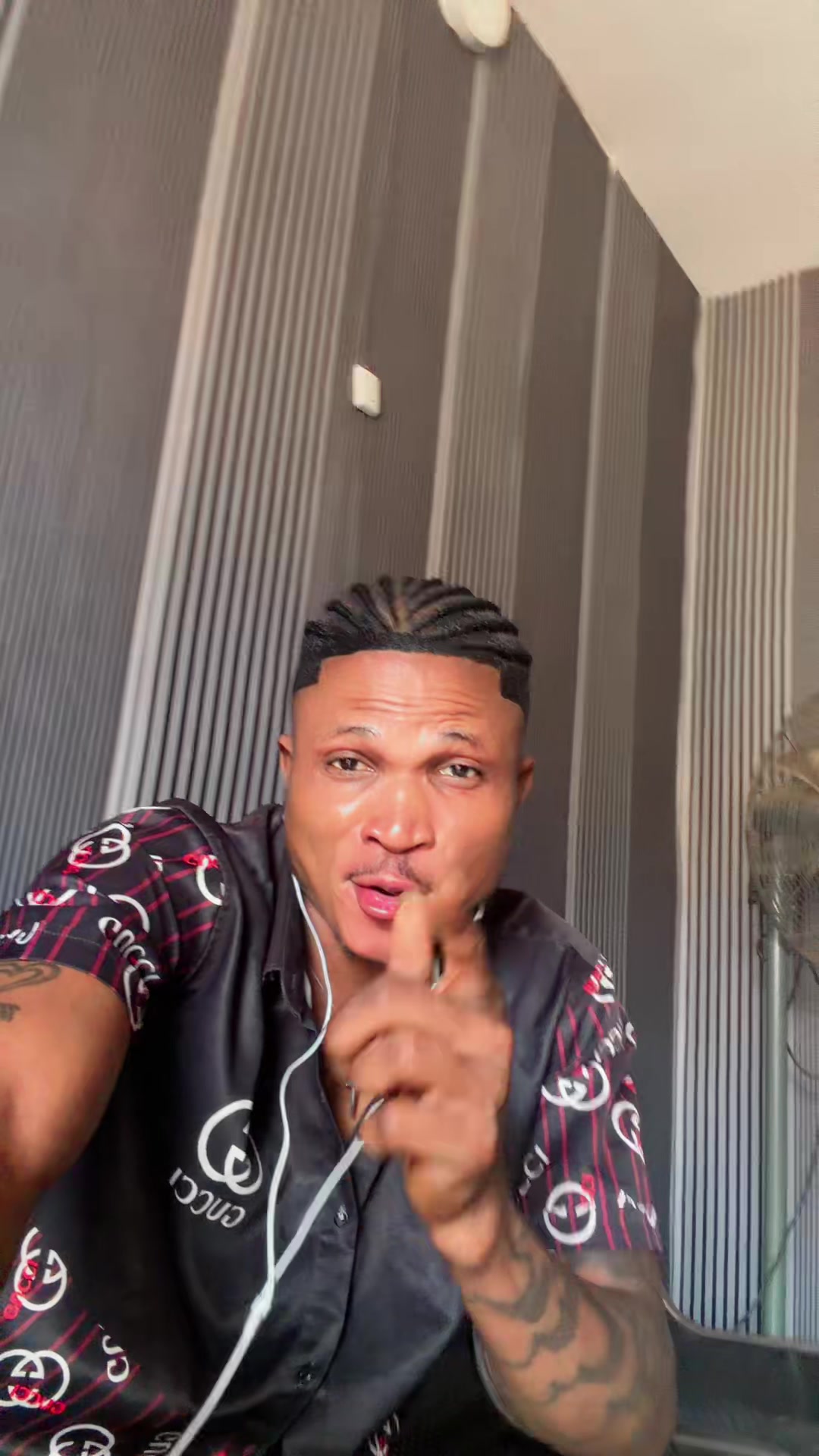 @Mobolaji✌️☮️