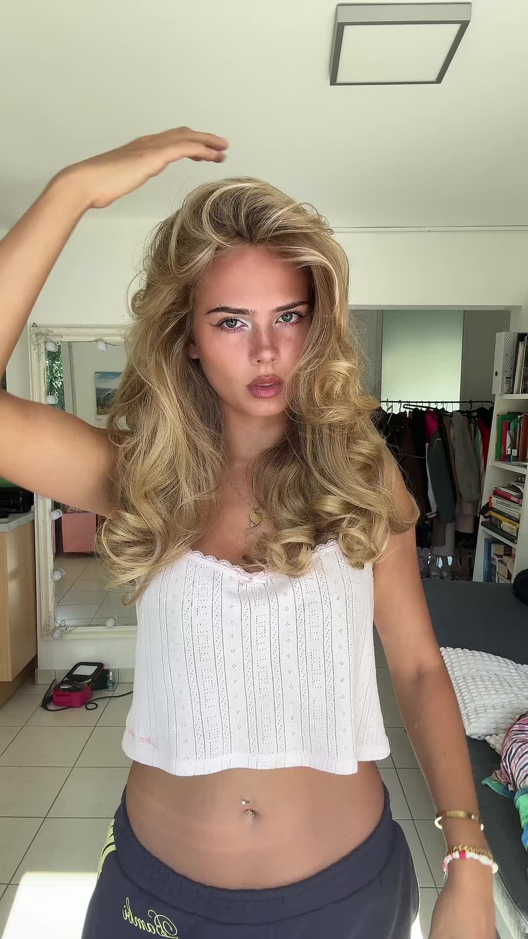 @saracrumbleleg