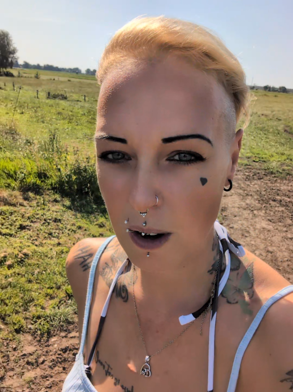 @Tätowierte Melkerin