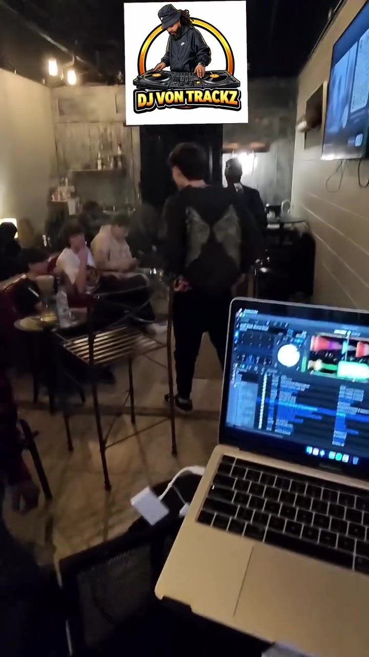 @Dj VON TRACKZ