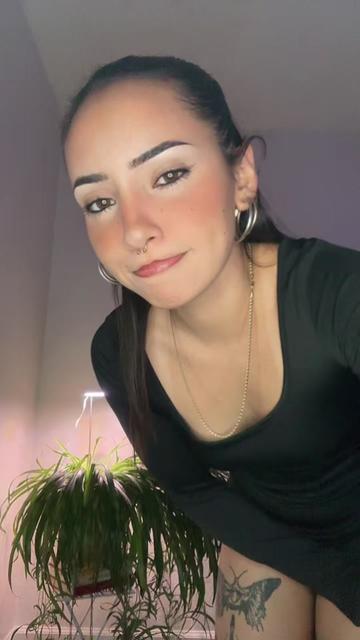 @AlexaFitg