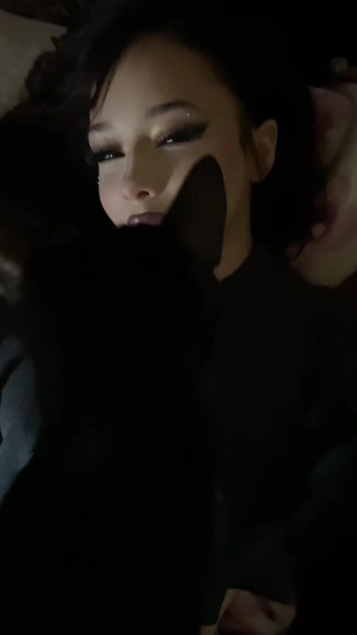 @•