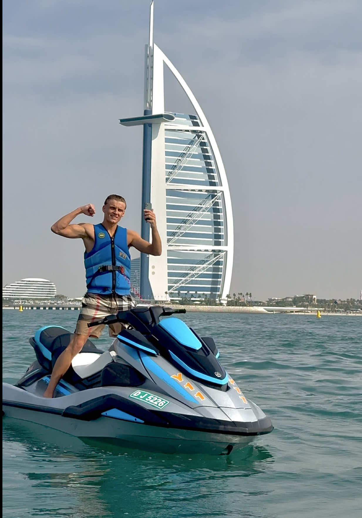 @Y11.ae