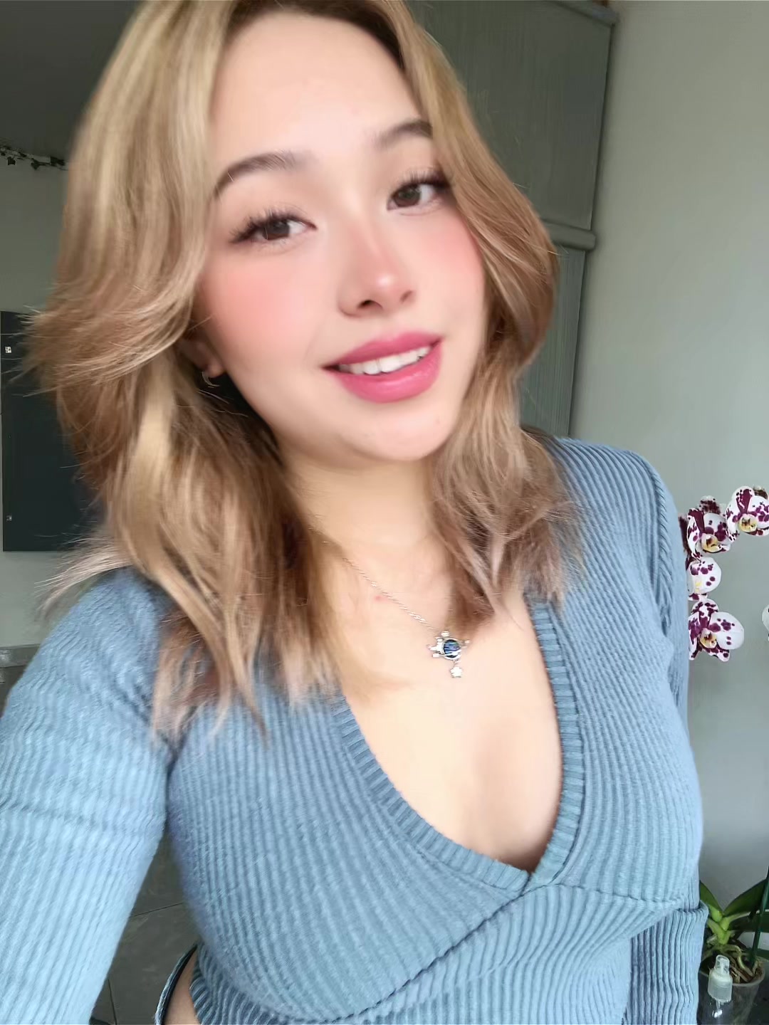 @🧘🏼&zwj;♀️