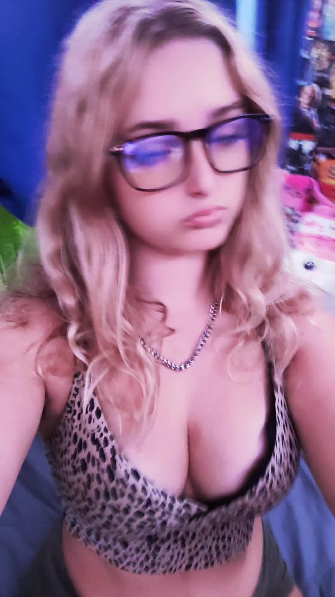 @Megan😻🖤