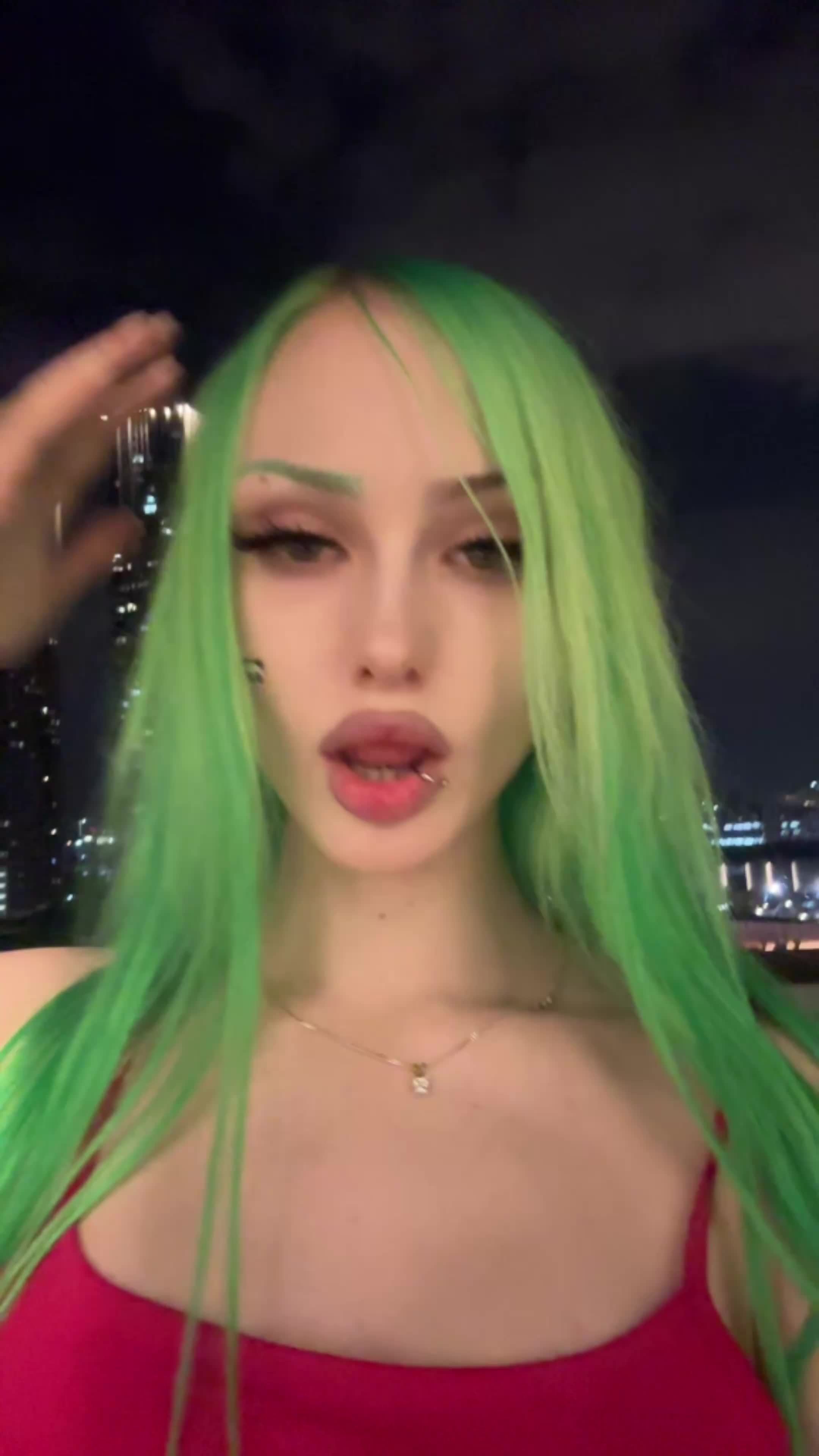 @🙎🏼&zwj;♀️