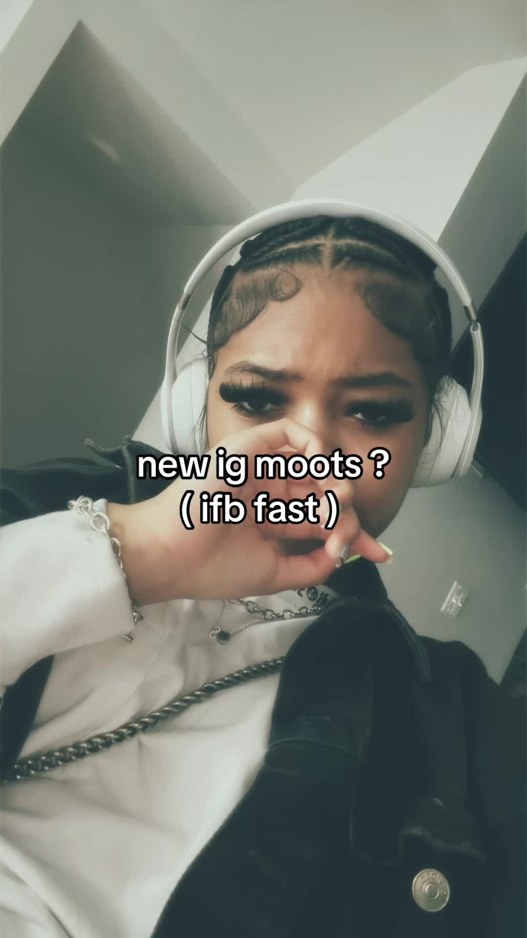 @ᥫ᭡.