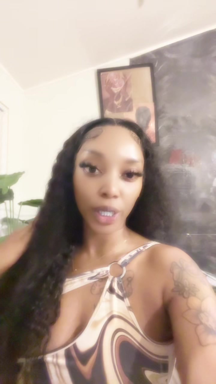@HILLARY BANKS||Content Creator