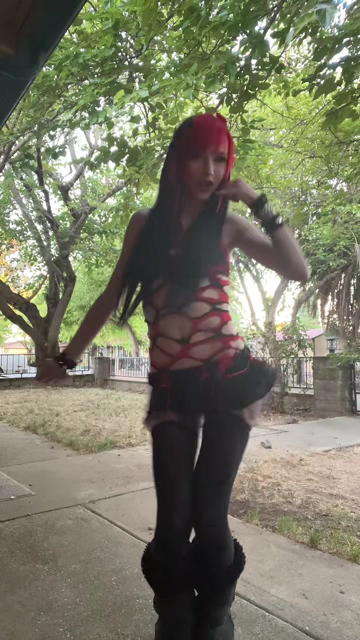 @freakshowsgirl