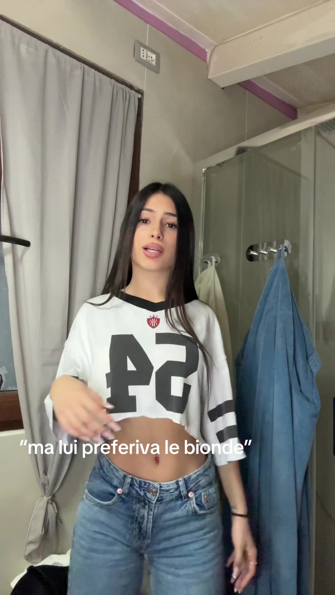 @elisaangiius