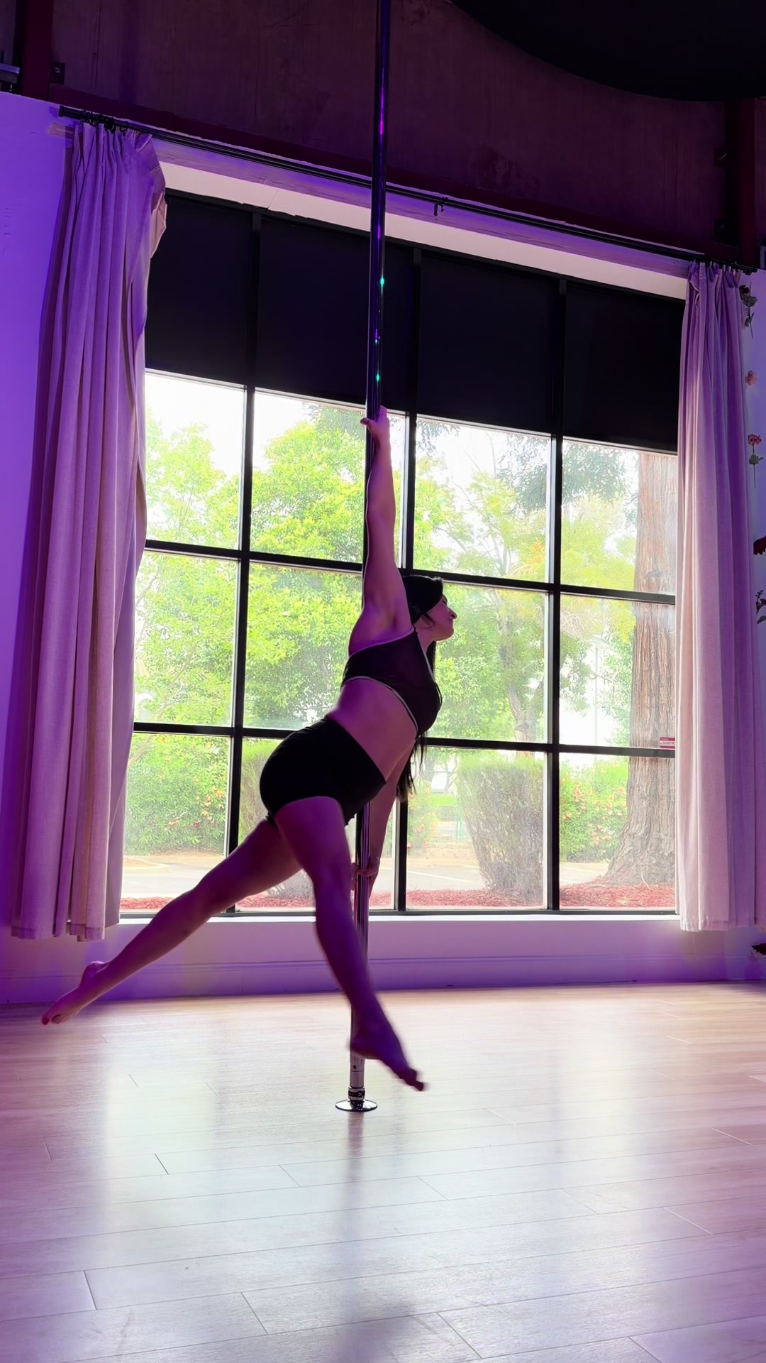 @ElaPoleDance