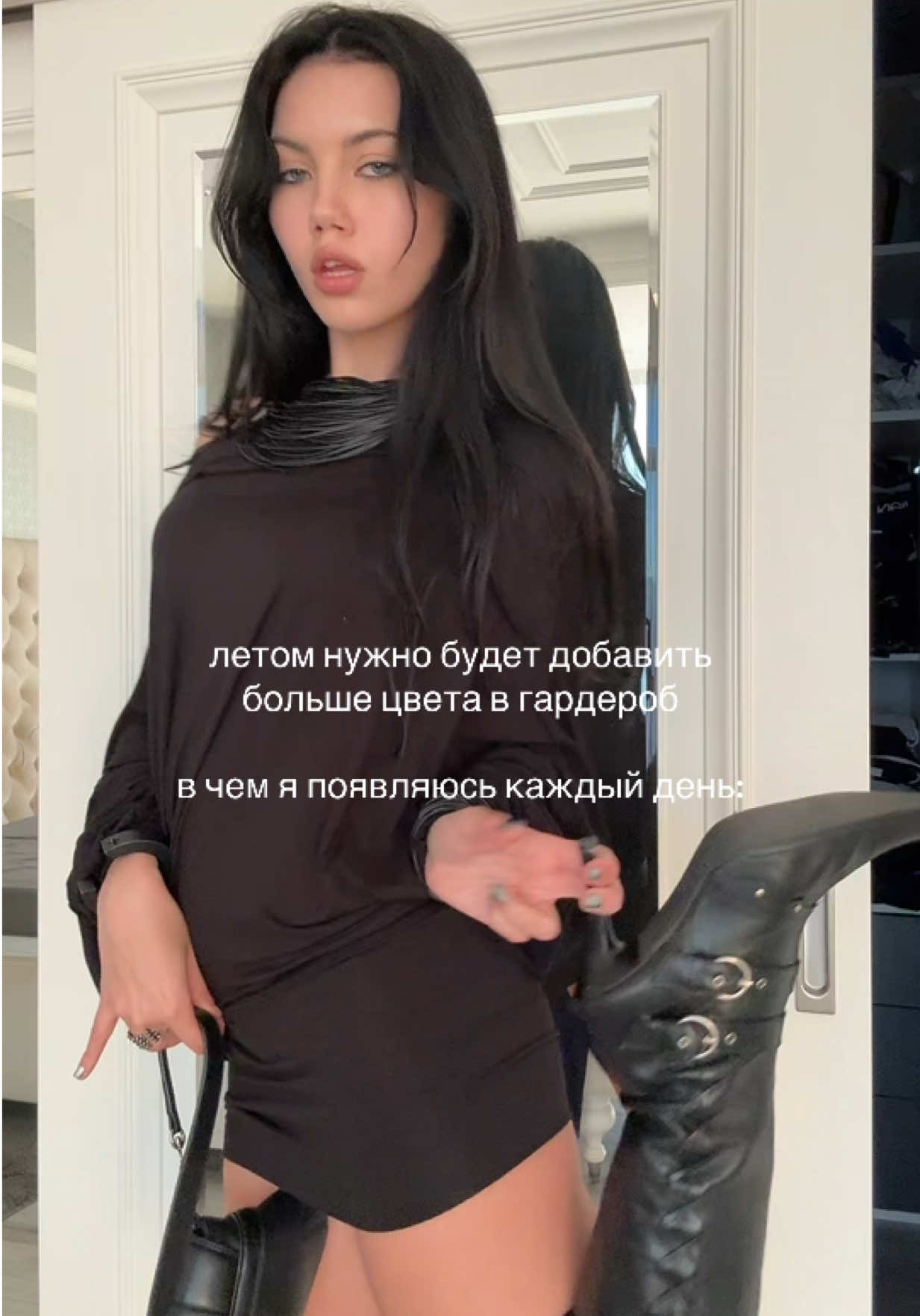@<4