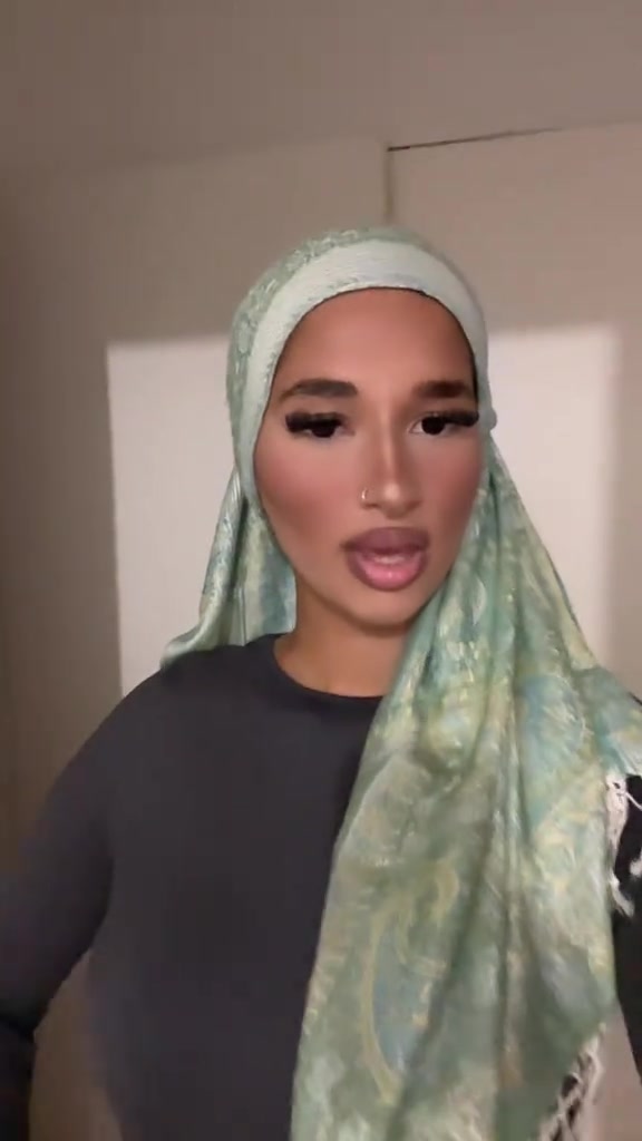 @🧎🏻&zwj;➡️
