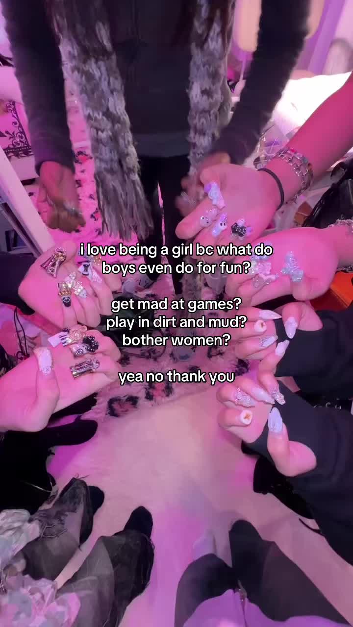 @>_<