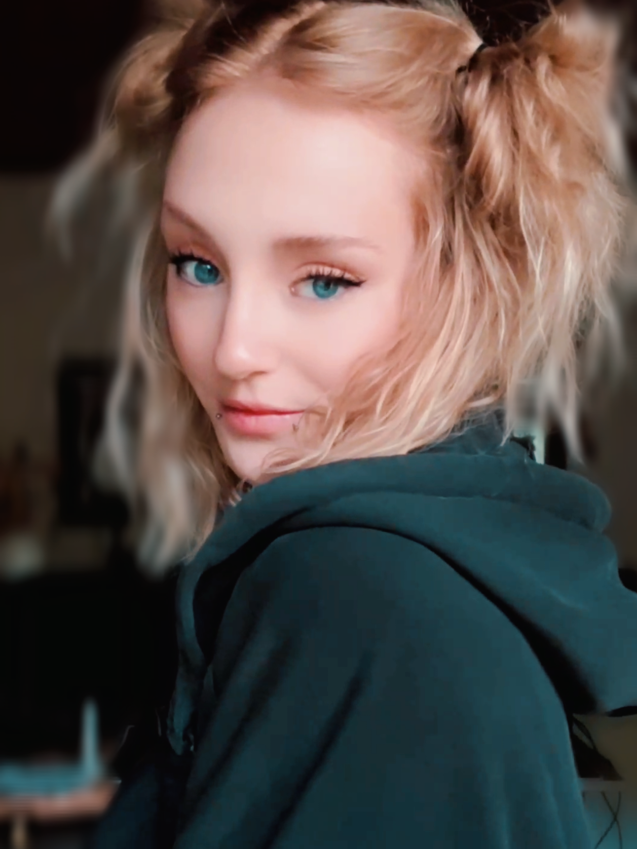 @annika_